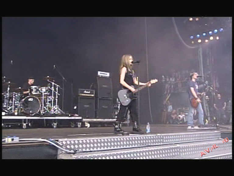 Звезда Avril Lavigne оголяет титьки и после концерта трахается - порно ролик
